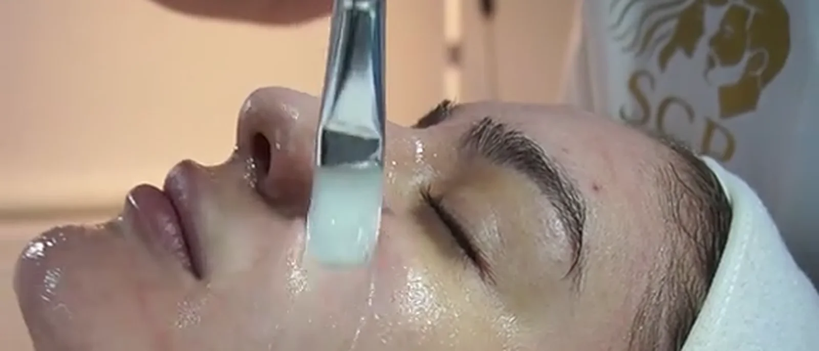 Tratament facial aplicat cu pensula, la SCP Shine & Style