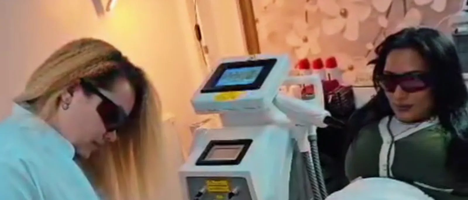 Specialista pregătește ședința de epilare cu laser, cu ochelari de protecție