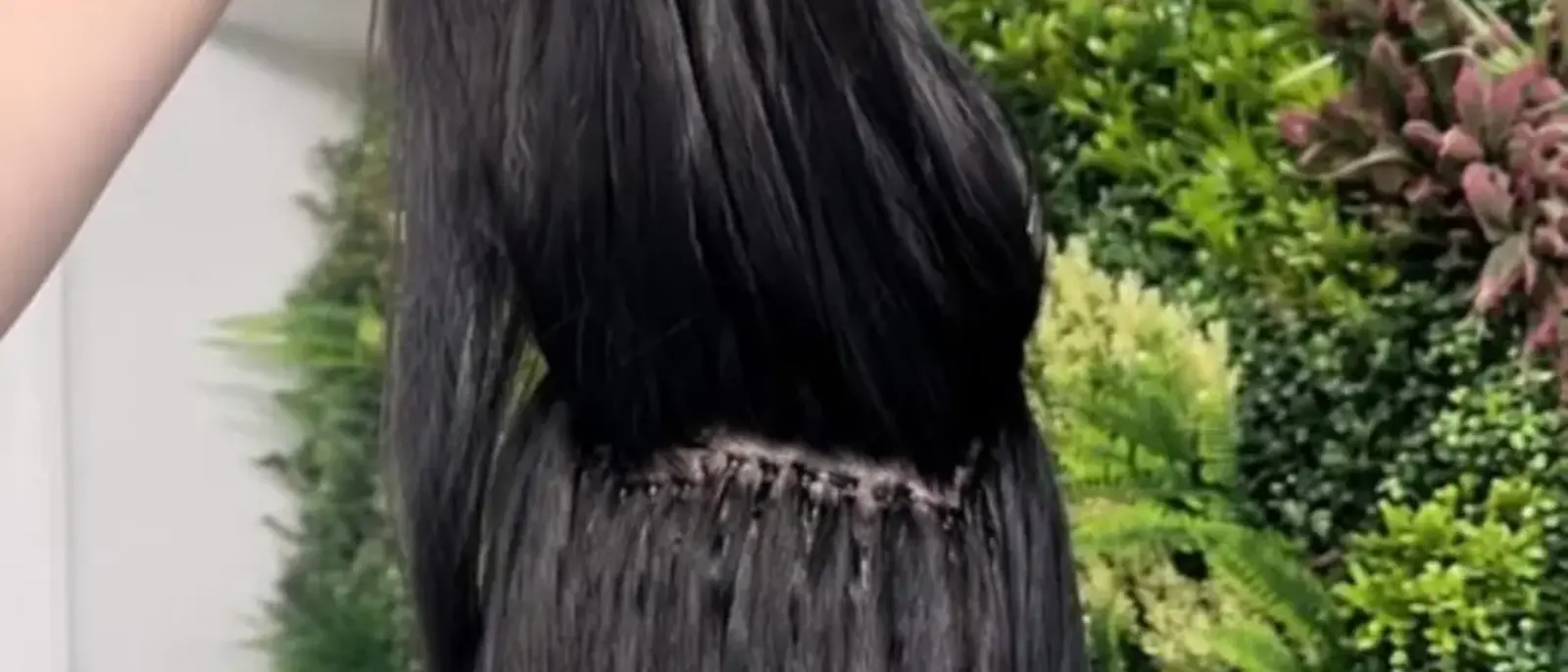 Rândul de prindere al extensiilor, aproape invizibil pe păr brunet