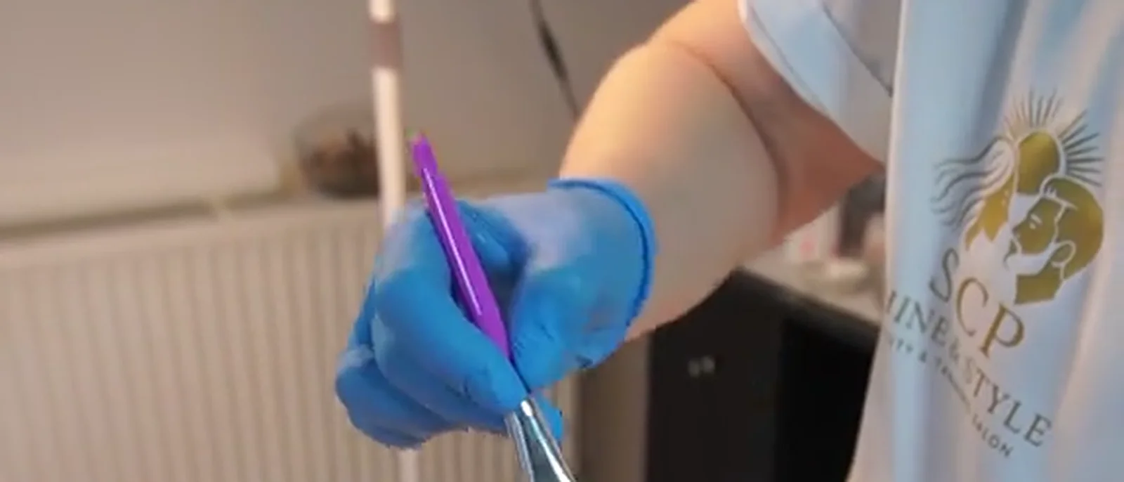 Cosmeticiana pregătește produsul pentru un tratament facial